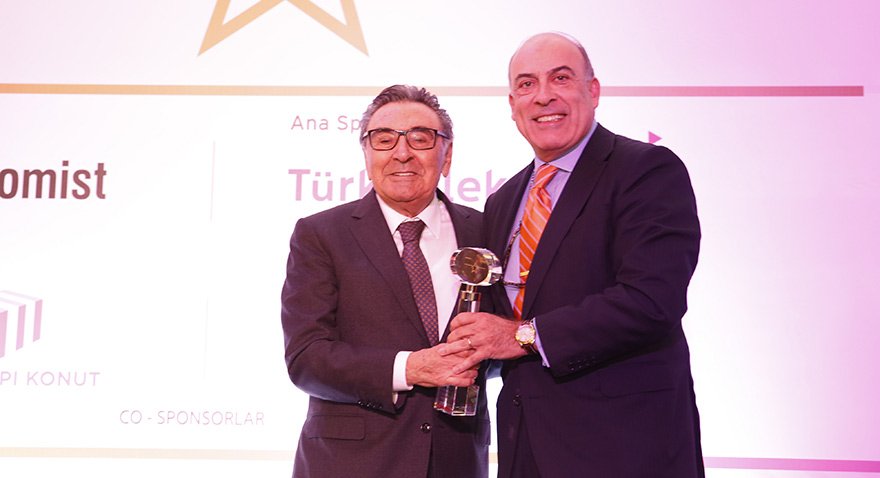 Muhtar Kent ödülü Doğan Holding Onursal Başkanı Aydın Doğan'ın elinden aldı.