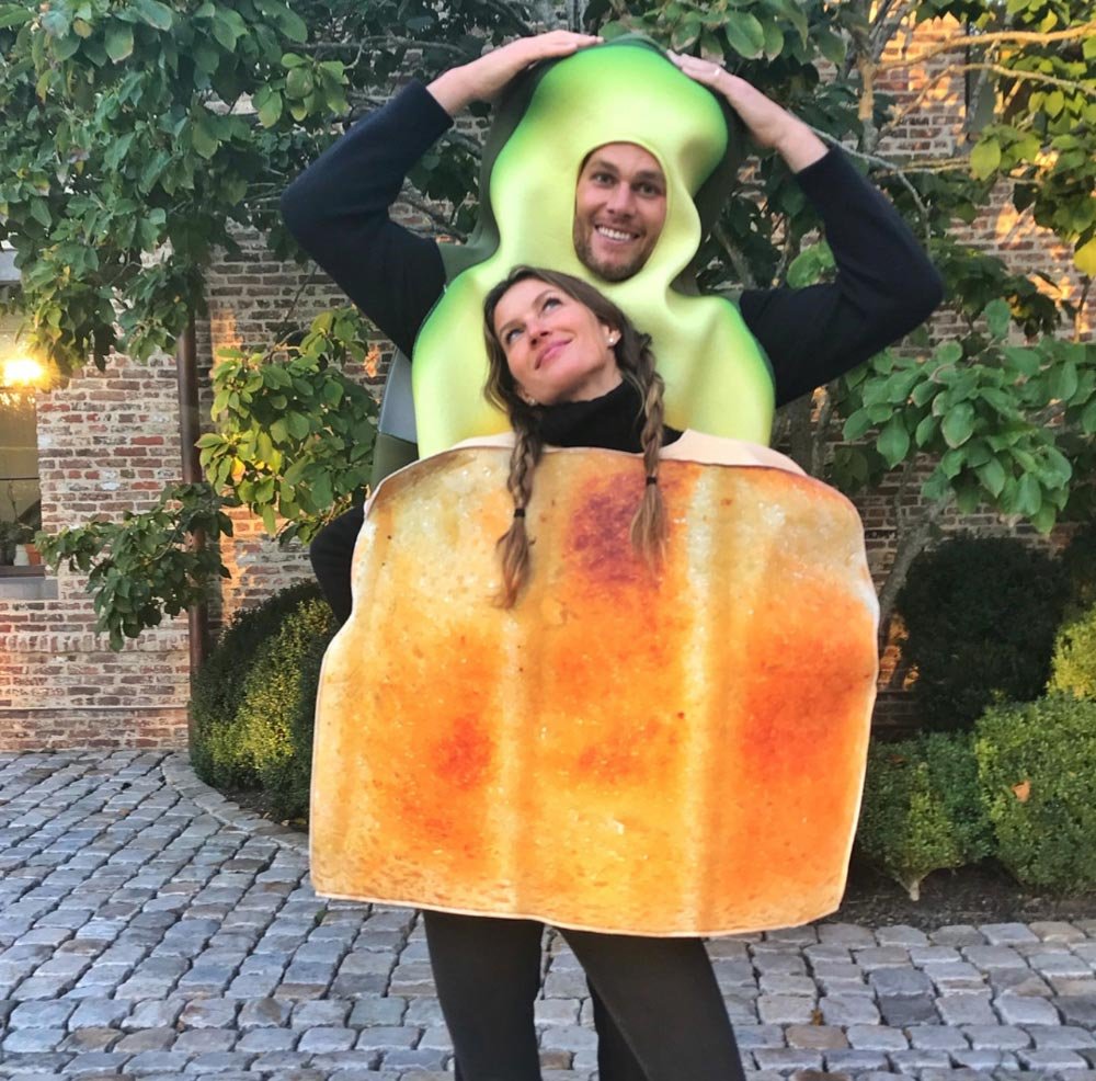 Gisele Bündchen ve eşi de avokado ve tost ekmeği şeklinde katıldı kutlamalara. Paylaştıkları fotoğraflar oldukça eğlenceli görünüyor...