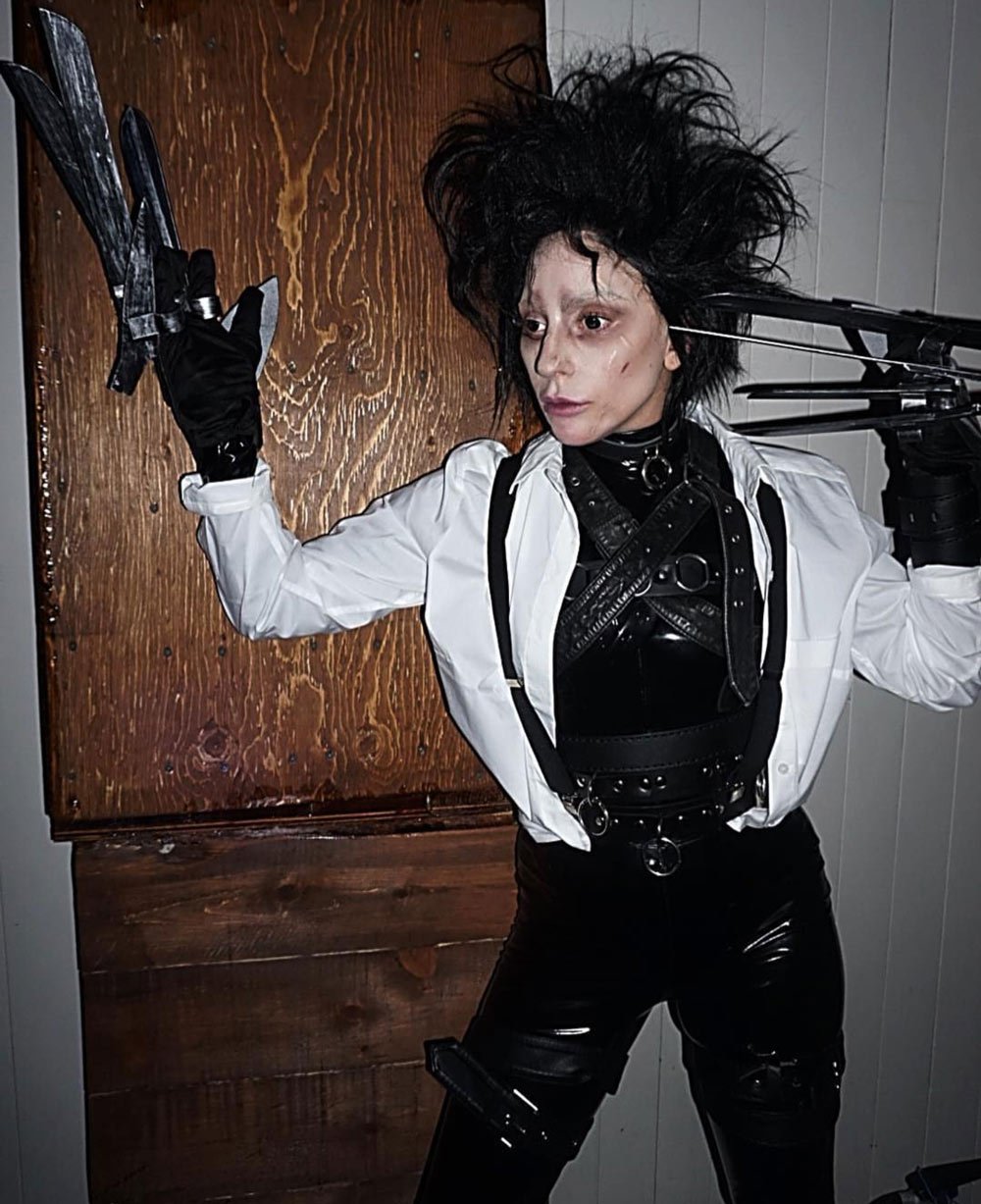 Heidi Klum hem makyaj, hem kostüm ve hem de korkunç görünüm açısından en iyi isimdi. Onun ardından ise Lady Gaga geliyor. Johnny Deep'in başrolde oynadığı Makas Eller filmindeki karaktere bürünen Gaga makyaj ve kostümüyle çok başarılıydı...