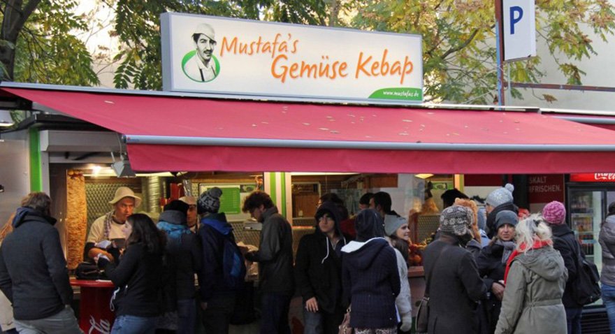 Berlin'in en ünlü dönercilerinden Mustafa Gemüse Kebap'ın önündeki kuyruk. 