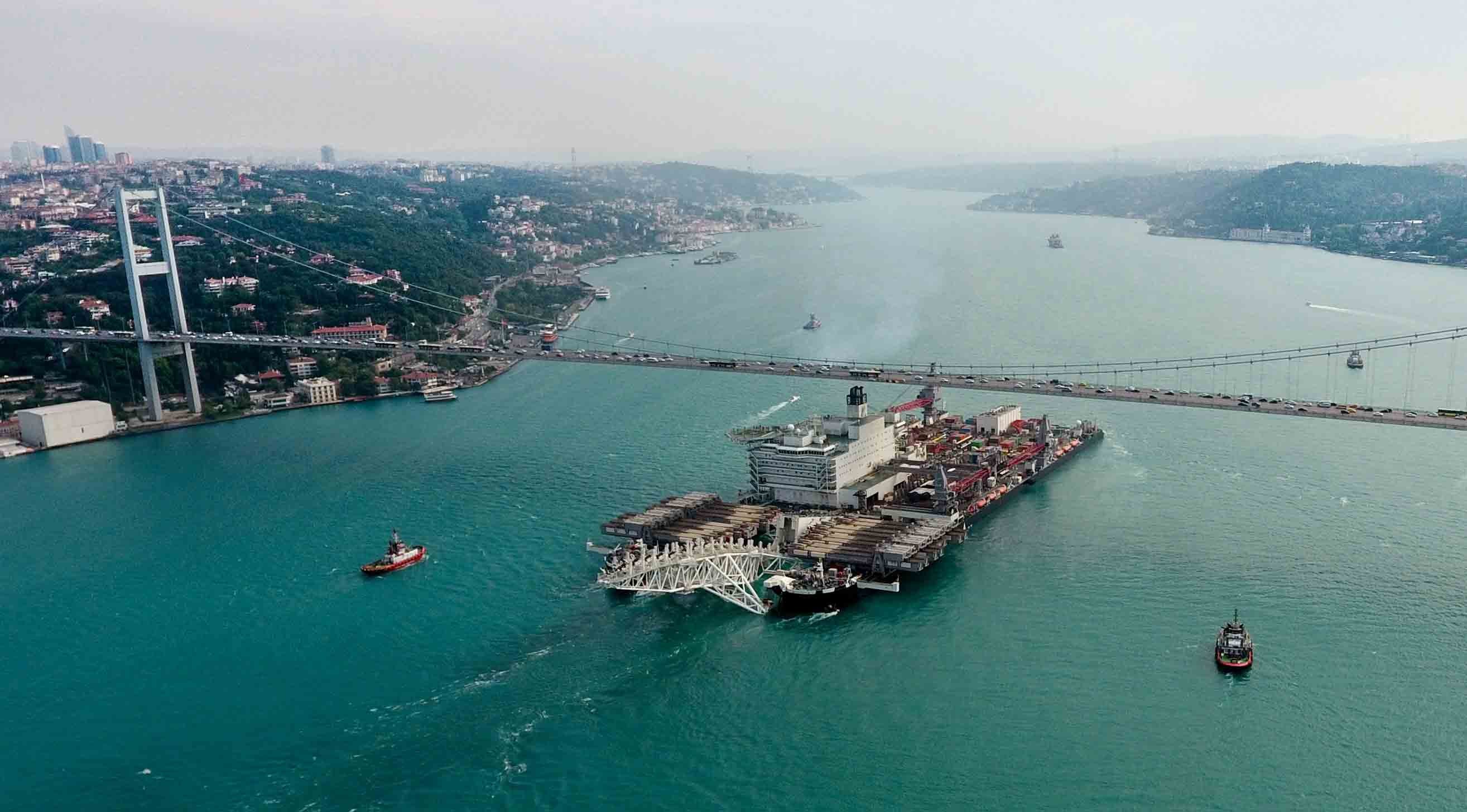 Pioneering Spirit TürkAkım Deniz Boru Hattının yapımında çalışmaküzere 31 Mayıs 2017 tarihinde İstanbul Boğazı'ndan geçti