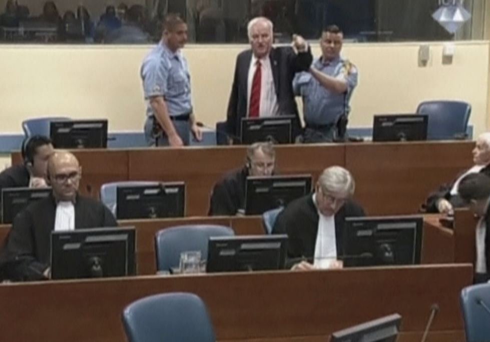Kararın açıklanmasının ardından Bosna Kasabı Mladiç'in tepkisi kameralara böyle yansıdı.