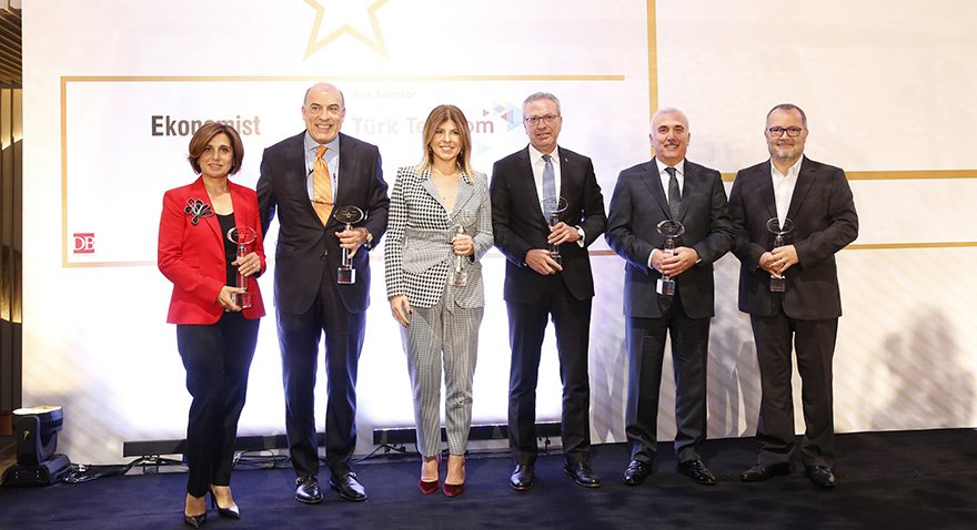 Soldan Sağa: TÜSİAD Eski Başkanı Cansen Başaran Symes, Coca Cola Yönetim Kurulu Başkanı Muhtar Kent, Big Chefs Kurucusu Gamze Cizreli, İş Bankası Genel Müdürü Adnan Bali, Ziraat Bankası Genel Müdürü Hüseyin Aydın, Getir Kurucusu Nazım Salur