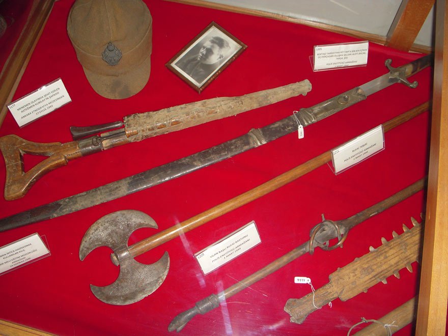 ŞEHİDİMİZDEN GERİYE KALANLAR MÜZEDE SAKLANIYOR Devrim Şehidi Kubilay, kanlı kıyafetleriyle gözyaşları arasında toprağa verildi. Ondan geriye üzerinde kanının olduğu şapkası kaldı. Kubilay’ın emanetleri Ankara’daki İnkılap Müzesi’nde muhafaza ediliyor. 