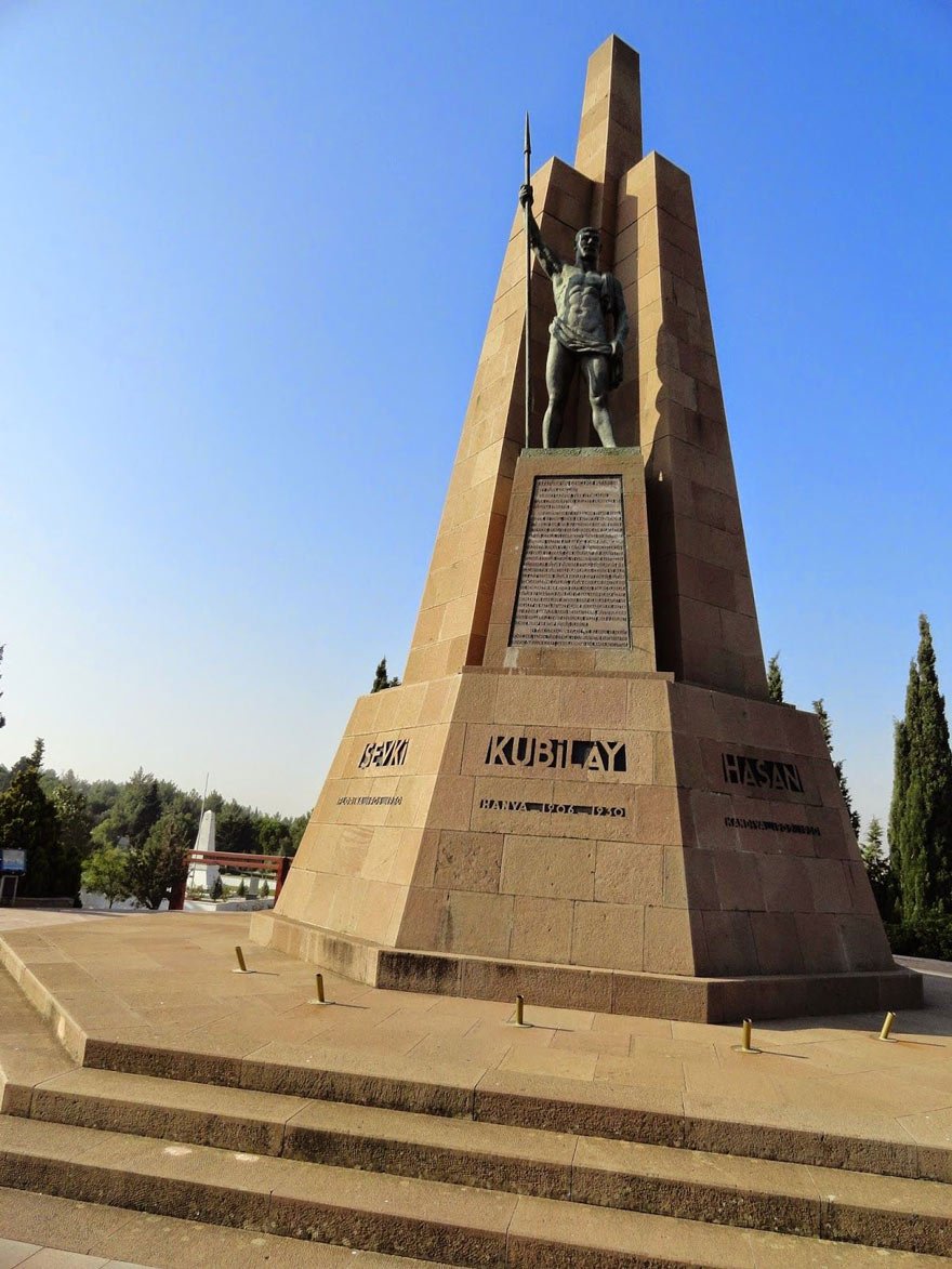 Menemen şehitleri için yaptırılan anıta, “İnandılar, dövüştüler, öldüler” yazıldı.