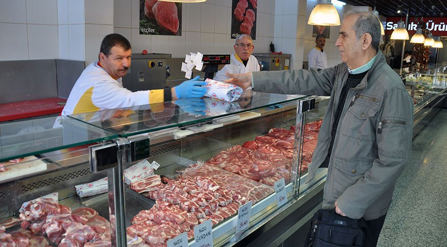 Yerel marketlerde et satışı hızlı düştü.