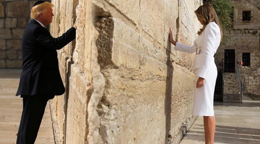 Trump eşi Melania ile birlikte Mayıs ayında İsrail'i ziyaret etmiş ve Ağlama Duvarı'na gitmişti.