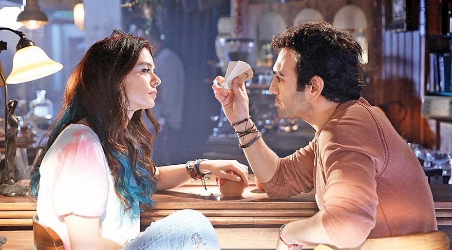 Acı Tatlı Ekşi Yönetmen: Andaç Haznedaroğlu Oyuncular: Buğra Gülsoy, Özge Özpirinçci, Gözde Türkpençe Süre: 106 dakika