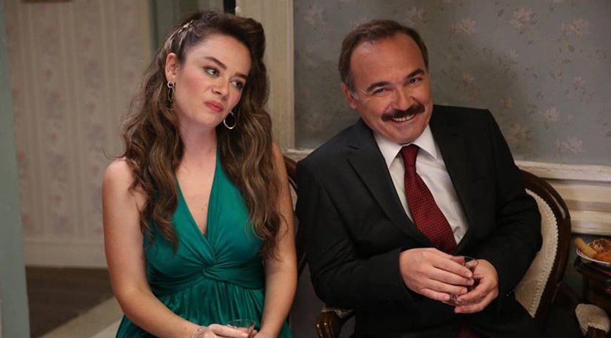 Fikret, kendini bir anda hayatının rolünü oynarken bulur. Aile arasında olması planlanan nikah, damadın ailesinin ısrarıyla büyüdükçe büyür.