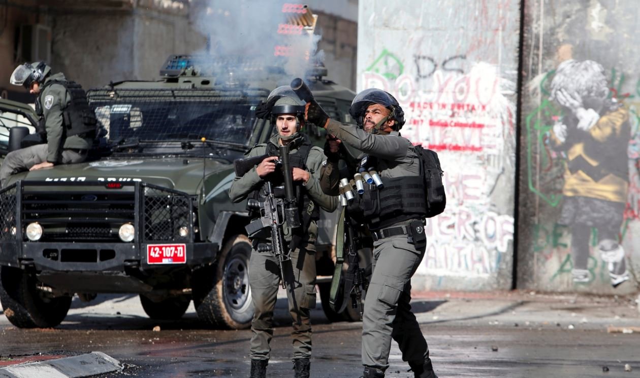 İsrail askeri göstericilere biber gazıyla müdahale etti.