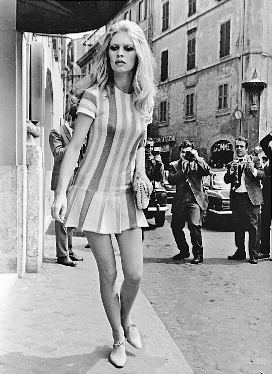 brigitte-bardot-romada-bir-otelden-ayrilirken-1965-fotograf-vittorio-la-verde