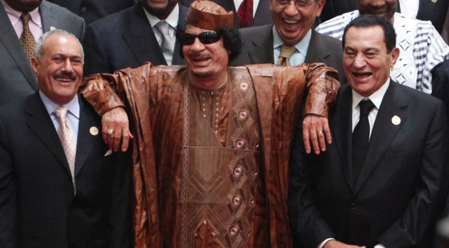 Yemen'in devrik lideri Salih ve Libya'nın 2011'de öldürülen devrik lideri Muammer Kaddafi, Mısır'ın devrik cumhurbaşkanı Hüsnü Mübarek ile birlikte. (2010)