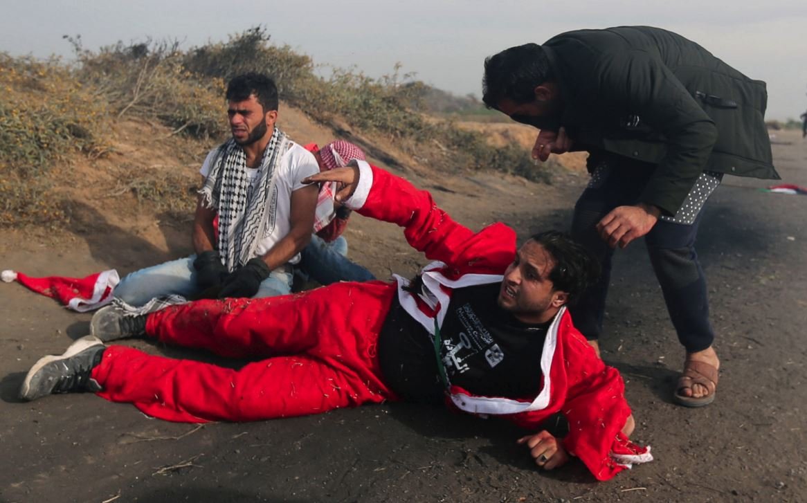 Noel Baba kostümlü göstericiler İsrail askeriyle Gazze Şeridi'nde çatıştı. 