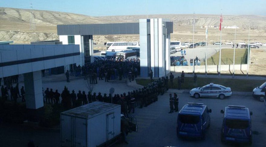 Fabrika önünde işçiler ve jandarma karşı karşıya. Fotoğraf: Sozcu.com.tr