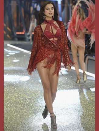 Irina Shayk ise gecenin en seksi kadınıydı. Versace derin bacak yırtmaçlı elbisesi ile göz doldurdu. Doğumdan sonra hızla verdiği kilolar ile gözden kaçmıyor...