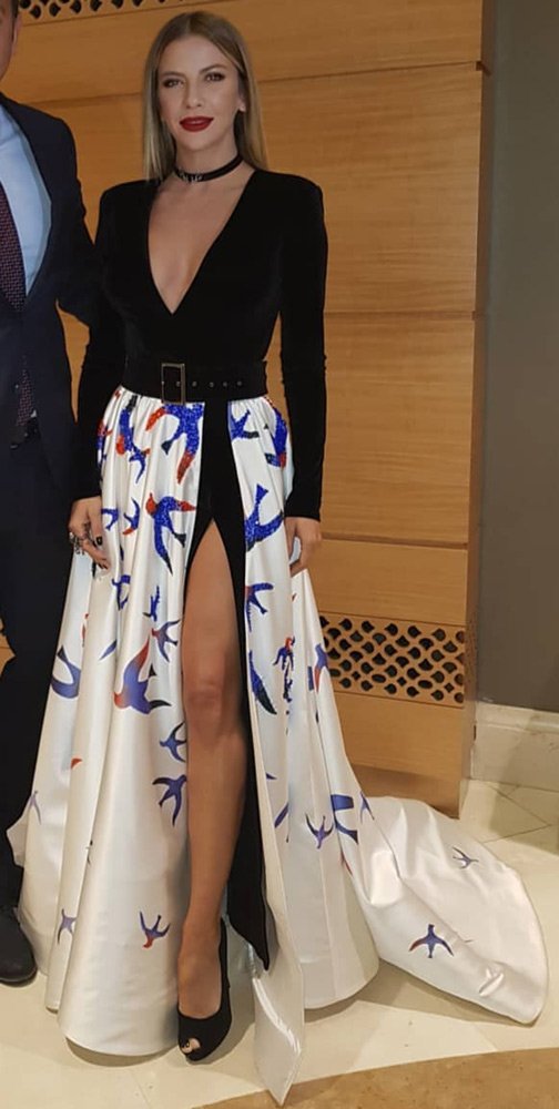 Ivana Sert'in dün akşam bir ödül töreninde giydiği Türk tasarımcıya ait elbisesi...