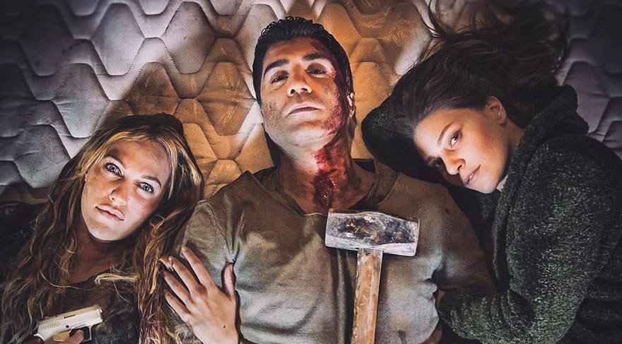 Sevgilisi Ece'yi de yanına alarak yeni işi için şehir değiştiren adam kısa bir süre sonra Ece'nin ortadan kayboluşuyla yıkılır. Ece arkasında bir veda videosu bırakmıştır ancak kimse Ece'den haber alamamaktadır.