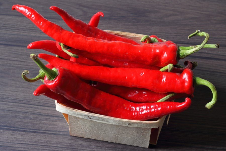 Çok acı biberleri doğramadan önce ellerinizi biraz zeytinyağıyla ovarsanız, acının parmaklarınızda kalmasını önlemiş olursunuz.