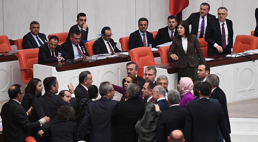 AKP'li Grup Başkanvekili İnceöz,  HDP'li Paylan'ın üzerine yürüdü 