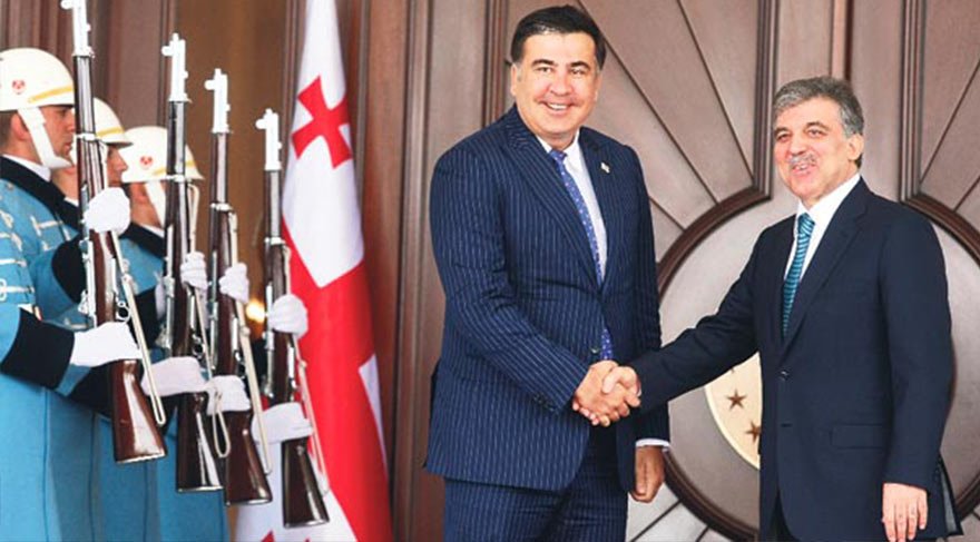 2013 yılına ait bu fotoğrafta Cumhurbaşkanı Abdullah Gül, Saakaşvili’yi, Çankaya Köşkü’nde törenle karşılamıştı. 