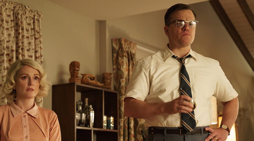 Lodge ailesi, sakin ve sıradan insanların yaşadığı, huzurlu bir banliyö mahallesi olan Suburbicon’da yaşamaktadır. Bölge aile kurmak için uygun bir yer gibi görünür.