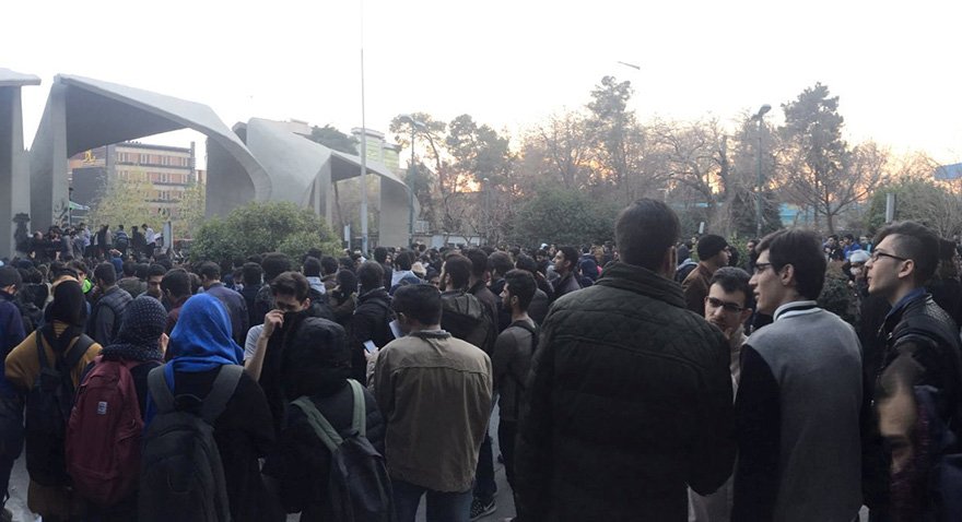 Tahran Üniversitesi önünde protesto gösterileri. Fotoğraf: Reuters
