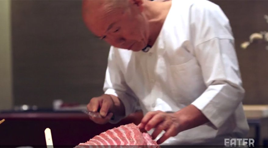 New York'un ünlü restoran Masa'nın şefi Masa Takayama da çıplak elle çiğ ete dokunuyor.
