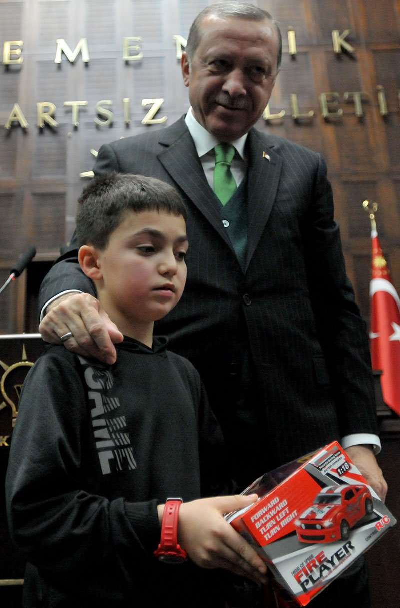 Foto: Sözcü/Zekeriya Albayrak. Erdoğan, toplantıda şiir okuyan Hızır Halıs Ziya'yı toplantının ardından kürsüye çağırıp oyuncak hediye etti