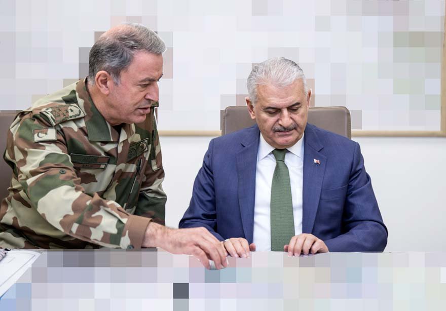 Başbakan Binali Yıldırım, Genelkurmay Harekat Merkezi'nde Genelkurmay Başkanı Hulusi Akar ve diğer yetkililerden Afrin'e yönelik 'Zeytin Dalı'  harekatına ilişkin bilgi aldı.