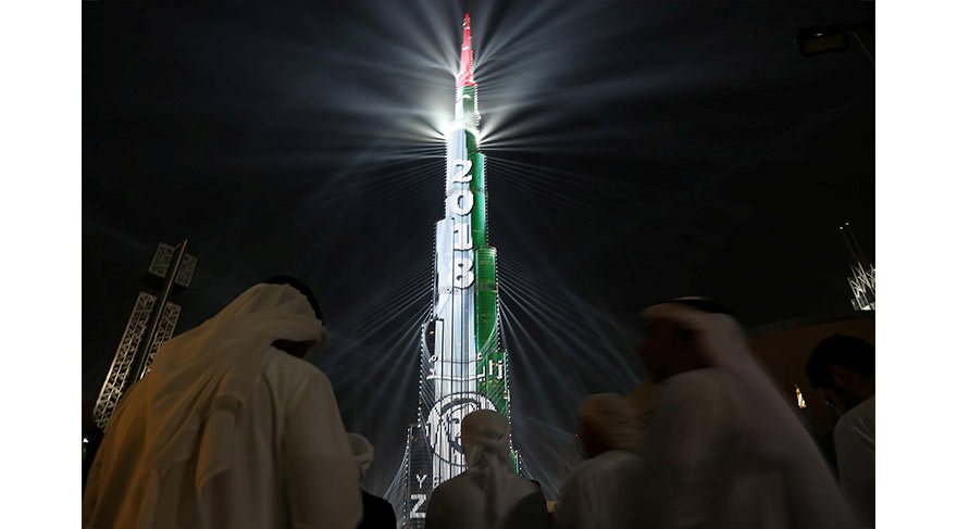 Bu yıl Dubai alışıla gelen havai fişek gösterileri yerine 828 metre yükseklikteki Burj Khalifa'daki ışık gösterisi ile yeni yılı karşılarken, Brezilya'da 