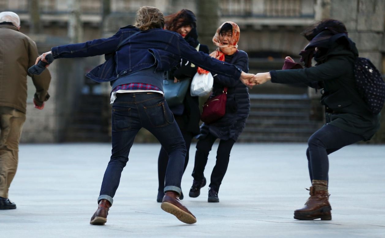Buzlanma ve şiddetli rüzgar Almanya'da yaşamı felç etti. İnsanlar birbirine tutunarak yürüyebildi.