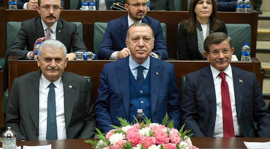 Uzun süredir grup toplantılarına katılmayan eski başbakan Ahmet Davutoğlu, son grup toplantısında Cumhurbaşkanı Recep Tayyip Erdoğan'ın yanına oturmuştu. Foto/İHA 