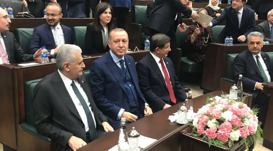 Davutoğlu geri döndü, Erdoğan'ın yanına oturdu