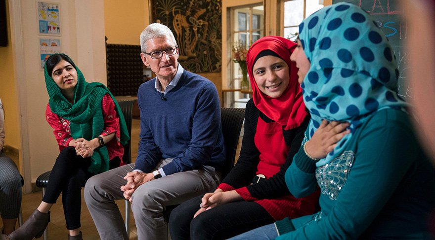 Apple CEO'su Tim Cook ve Nobel Barış Ödülü sahibi Malala Yousafzai, Beyrut Lübnan'daki Lübnanlı ve Suriyeli öğrenciler ile görüştü.
