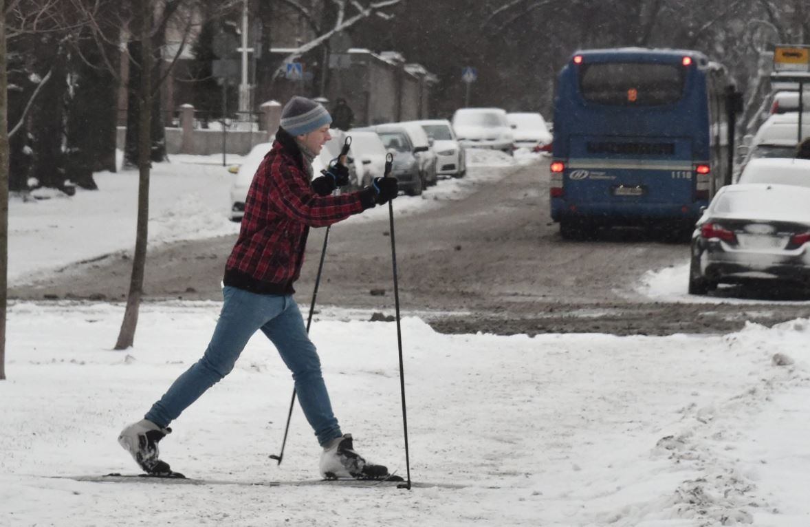 Finlandiya'nın başkenti Helsinki'de soğuk hava ve kar fırtınası renkli görüntülere neden oldu.