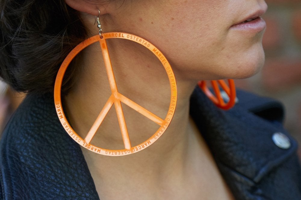 HALKA KÜPELER: 2017’nin yükselen trendi püskül küpeler yerini halka ve geometrik şekilli küpelere bırakacak. 