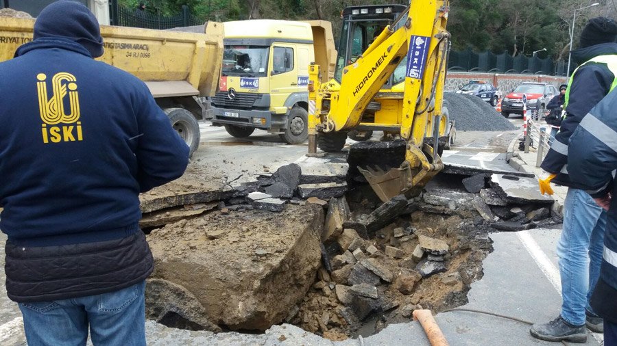 Olay yerine sevk edilen ekiplerin çalışması sürüyor.