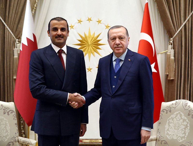Cumhurbaşkanı Erdoğan, çalışma ziyareti için Türkiye’ye gelen Katar Emiri Şeyh Tamim Bin Hamad Al Sani’yle dün Cumhurbaşkanlığı Külliyesinde bir araya geldi.  Görüşmede, ikili ilişkilerin tüm boyutlarıyla ele  alınması konuşuldu ve bölgesel konularda görüş alışverişinde bulunuldu.