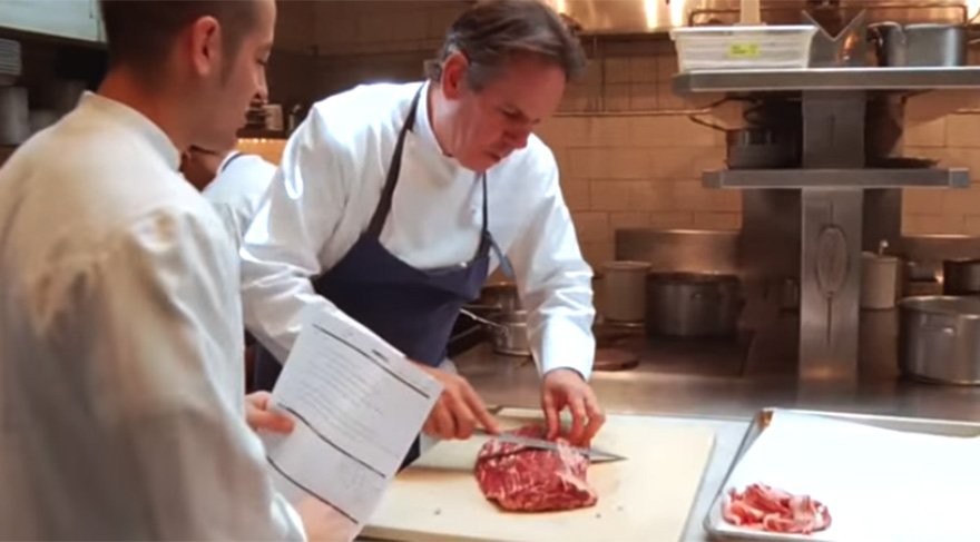 New York'un ünlü aşçısı Thomas Keller elleriyle et pişiriyor.