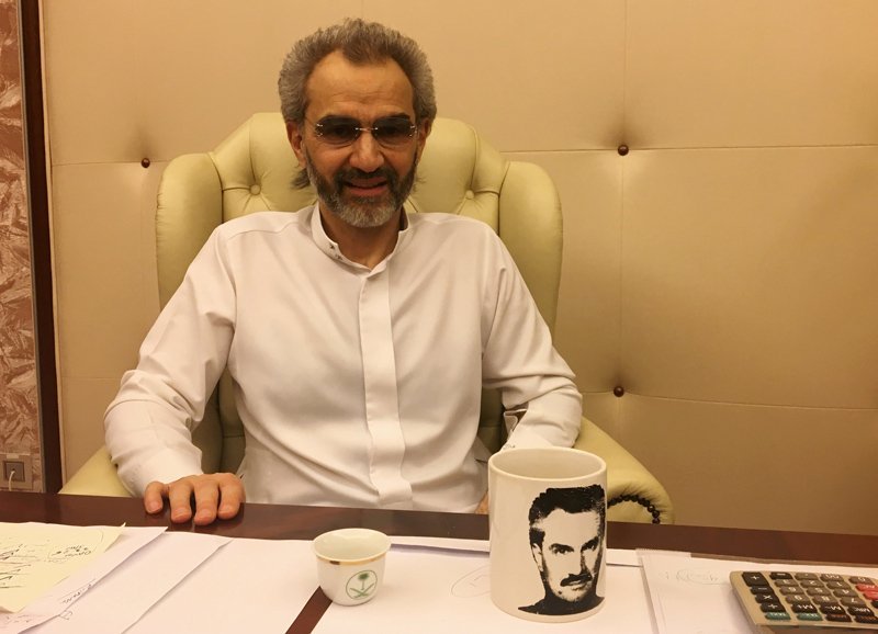 El Velid bin Talal kendi resminin üzerinde olduğu kupadan kahvesini içiyor. Talal Ritz’teki koşullarının çok iyi olduğunu belirtirken Vegan beslenmesine uygun hareket edebildiğini anlatıyor. Fotoğraf: Reuters