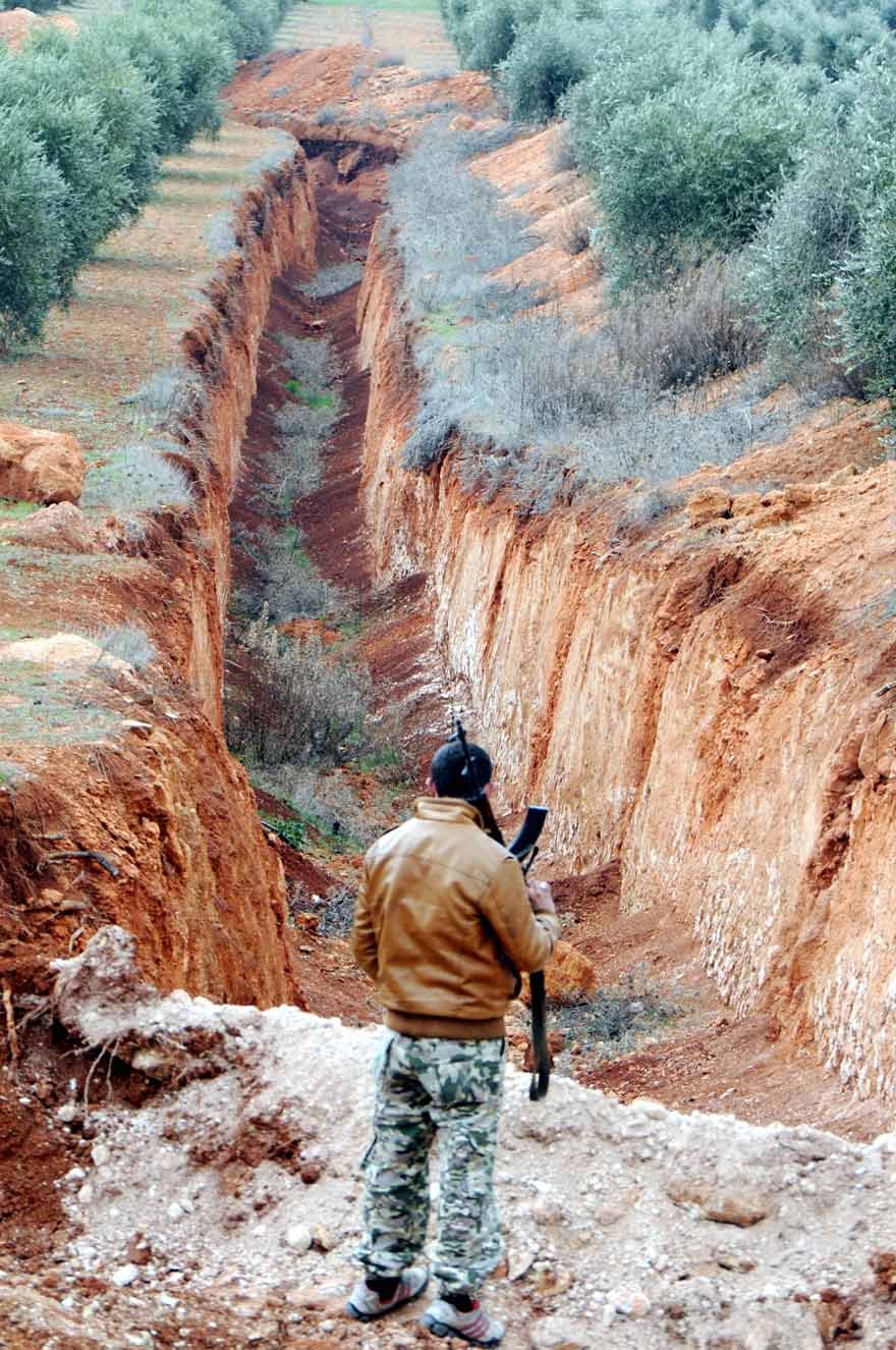 Kazdıkları hendek mezarları olacak Dikmetaş Köyü’nde teröristlerin 4 metre boyunda 5 kilometre uzunluğunda hendek kazdığı ortaya çıktı. 