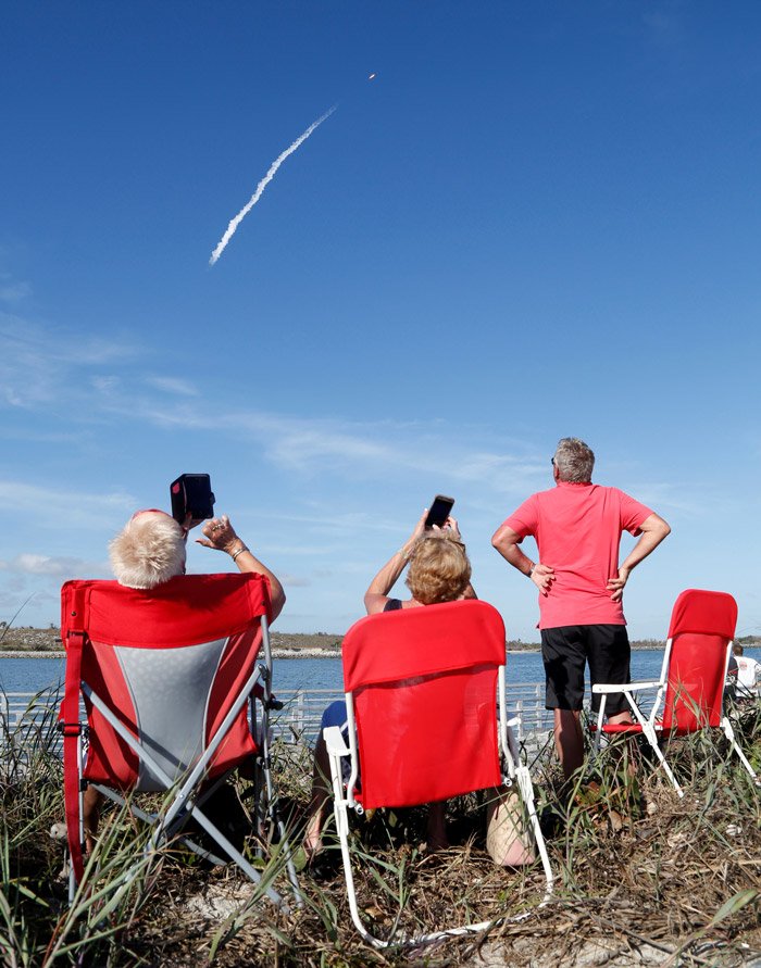 Vatandaşlar roketin fırlatılmasını böyle izledi. Fotoğraf: Reuters