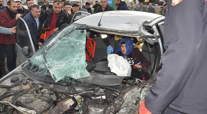  Foto: İHA / İnegöl'deki kazada otomobil sürücüsü Ebru Şirin araçta sıkıştı