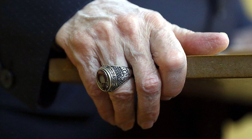 FOTO: Sözcü/Zekeriya Albayrak. Bahçeli'nin dikkat çeken Afrin yüzüğü. Antalyada gazetecilerle sohbet eden Bahçeli yüzüğünü şu sözlerle anlatmıştı 