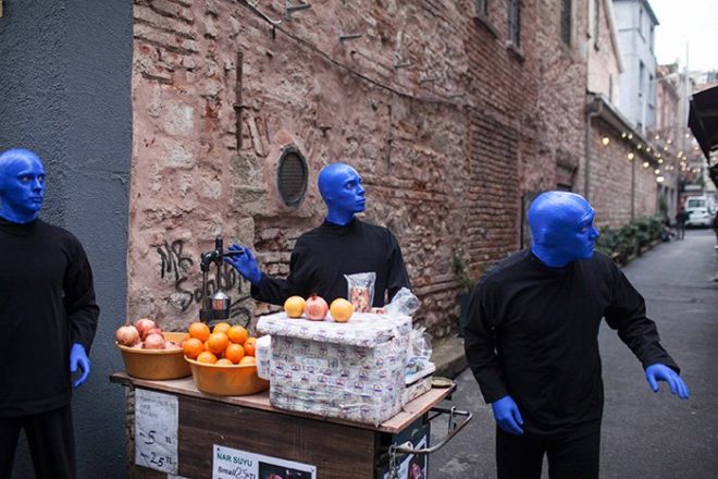 Blue Man Group, 1991'den bu yana 20'den fazla ülkede, senede 3 bin 600 kez sahnelendi ve 35 milyondan fazla kişi tarafından izlendi. 