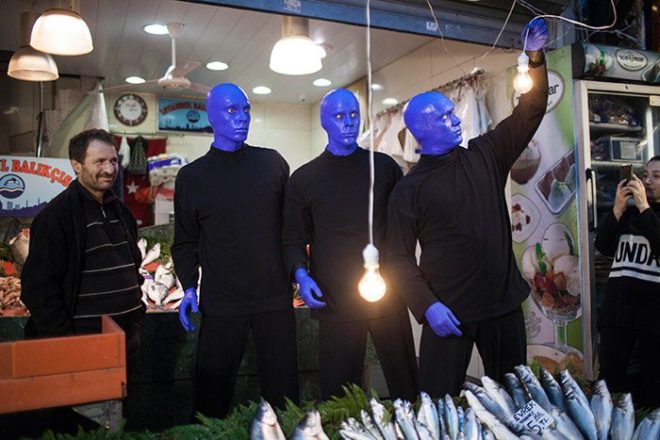 Film ve televizyon programlarına da müzikleriyle katkıda bulunan Blue Man Group, sonuncusu 'Three' olmak üzere kendi adlarıyla yayınladıkları albümlerle de büyük beğeni topladı.