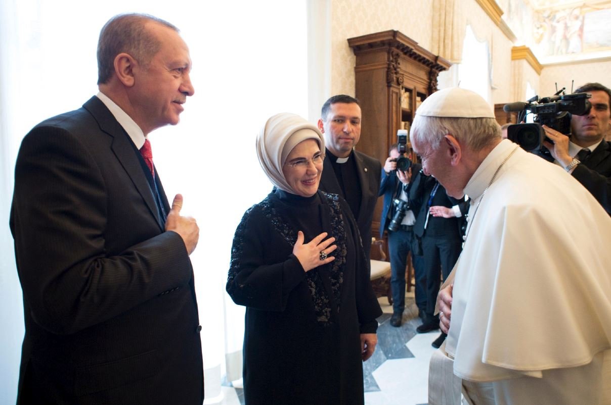 Toplantının sonunda Papa Francesco, Cumhurbaşkanı Erdoğan ve Emine Erdoğan böyle selamlaştı.