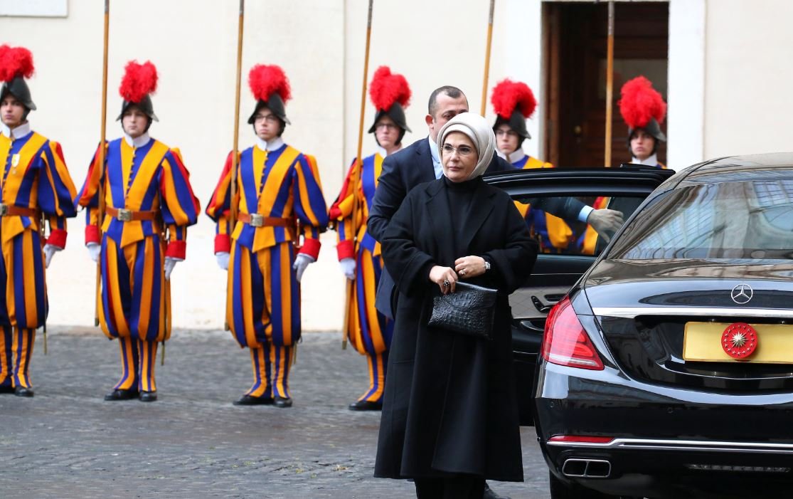 Emine Erdoğan'ın katıldığı görüşmede Vatikan muhafızları hazır bekledi.