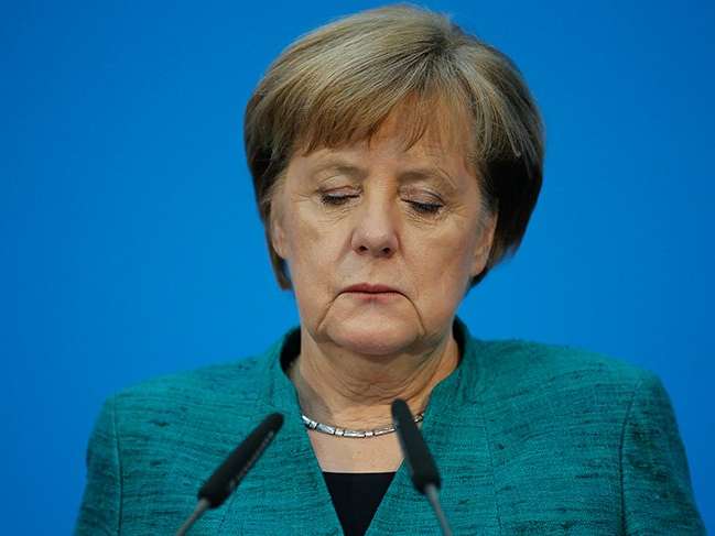 ''Merkel dünyanın en güçlü kadını olabilir ama 'tanrıların alacakaranlığı' ''