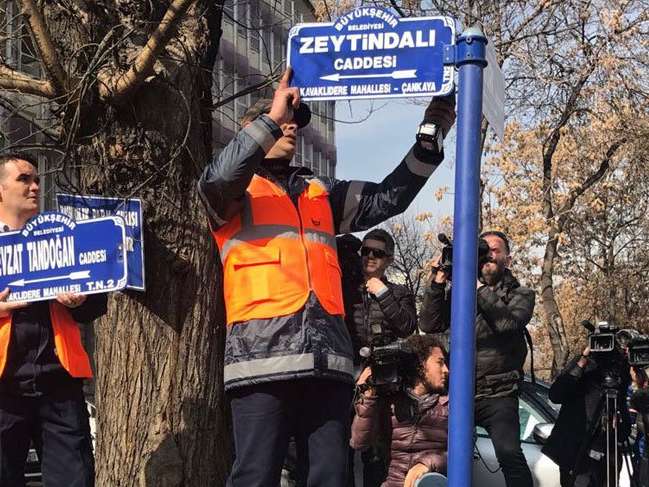 ABD Büyükelçiliği önündeki caddeye 'Zeytindalı' tabelası asıldı
